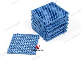 Plastik yer karosu diğer adlarıyla zemin karosu, plastik zemin ızgarası, zemin ızgarası, plastik yer kaplaması gibi isimlerle de adlandırılır.genel olarak banyo tuvalet mutfak gibi yerlerde su ve ısı kaybı temasını kesmek için döşenir, yerden yaklaşık 1cm gibi yüksekliğe ulaşır. Plastik Yer Karosu Zemin Kaplamasi 1210 25x25cm Id1486 Fiyatlari Ve Ozellikleri