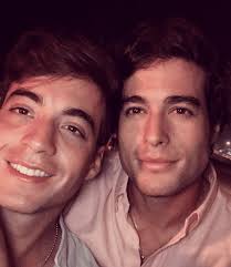 Danilo Carrera en familia: Conoce a sus guapísimos hermanos