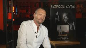 #averti guarda il video👇🏻 youtu.be/gbe0myqleik. Franco Bagnasco Biagio Antonacci Vengo Da Una Famiglia Povera Poi Ho Provato La Ricchezza
