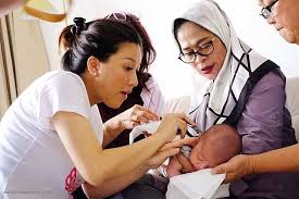 Memaksa anak bertahan saat histeris ketika potong rambut dapat berbahaya dan berdampak buruk. Tempat Potong Rambut Bayi Jakarta Terdekat Bisa Home Care