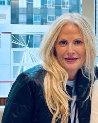 Roses are red🌹, violets are blue 💙, something has changed, can you spot  it too? Michelle Halbert