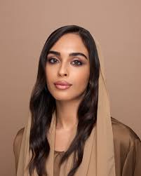 أهلاً بجميلاتنا! اكتشفي ثقتك بالألوان مع اخر الألوان الجديدة! 'سيلين قرين