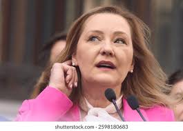 30 mil resultados de imágenes, fotos de stock e ilustraciones libres de  regalías para Elena