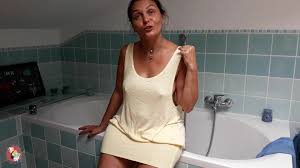 Simona-non-solo-radio-- Cleaning Bathroom