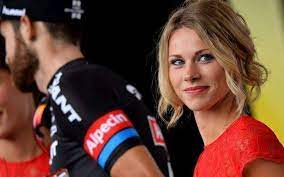 It could be great for the future of women's cycling. L Humanite Cesse Sa Collaboration Avec Un Dessinateur Apres Une Caricature Sexiste De Marion Rousse