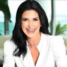 Hillary Masters's Instagram, Twitter & Facebook