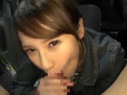 街なかで人妻をナンパしてそのまま車の中でフェラチオしてもらっ