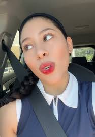 Siendo Casada Y Cantando La Musica De Shakira