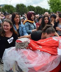 Konya necmettin erbakan üniversitesi müzik öğretmenliği bölümü'nden mezun. Teror Kurbani Aybuke Ogretmene Veda Ntv