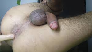 コロンビアのベロンは彼の指をお尻に置き、オナニー