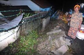 Komunitas adat dayak meratus diklaim sebagai yang paling terdampak. Hujan Lebat Sebabkan Tembok Asrama Rumah Kebajikan Retak Banjir Lumpur Di Hulu Langat Pak Din