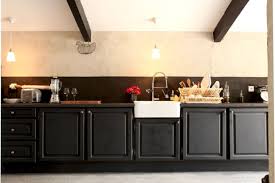 De L Ancien Au Moderne Il N Y A Qu Un Pas Ou Plutot Un Coup De Peinture Les Poutres Et Les Rangements De Cett Cuisine Rustique Cuisine Bois Relooker Cuisine