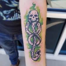 I'm looking into getting a hp tattoo, and while i personally definitely do not. 50 Einzigartige Harry Potter Tattoos Ideen Und Designs 2019 Ich Liebe Tv Film Buch Oder Vi Harry Potter Tattoos Einzigartige Tattoos Tattoo Und Piercing