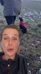 Diesem Video zeige ich, wie man fremde Hunde abblockt und schlechte  Begegnungen verhindert oder schlichtet. Schützt eure Hunde! Das hat nichts  mit vermenschlichen oder über-Muttern zu tun. ja, Hunde könnten das unter