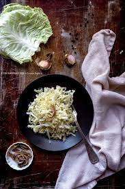 Tagliatela a listarelle sottili che trasferirete in una terrina. Insalata Di Verza Cruda 5 Ricette Scelte Per Te Dai Nutrizionisti Di Youspecialist