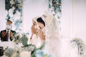 2,823 likes · 25 talking about this. Pernikahan Adat Sunda Dalam Pilihan Rona Biru Dan Abu Abu Bridestory Blog