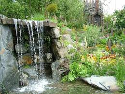 Wenn sie eine böschung oder ein natürliches gefälle im garten haben, lassen sich diese vielleicht zum bau des wasserfalls nutzen. 91 Ideen Fur Einen Traumhaften Wasserfall Im Garten