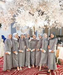 Memandangkan kita sudah hampir ke penghujung tahun, ramai yang bertanya kepada saya berkenaan dengan warna yang sesuai untuk bridesmaid. 45 Model Dress Bridesmaid Hijab Modern Elegan 2021 Bergaya