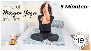 British wheel of yoga teacher. 5 Minuten Mindful Morgen Yoga Im Bett Vlogmas 19 Youtube