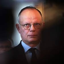 Je suis revenu d'entre les chauves » : Édouard Philippe évoque son alopécie  et la repousse de ses cheveux