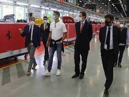 Ronaldo Compra Una Ferrari Monza La Visita A Maranello Di Cr7 Con Andrea Agnelli E John Elkann Corriere It