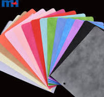 Material de envoltura no tejido en relieve compuesto de 3 capas