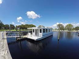Our goal at boat rentals hq is to help you find that boat rental you are looking for on the lake you want to visit. Houseboat Rentals In The U S A Exclusive Getaways For Grownups