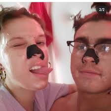 Influencer é atacado por expor detalhes picantes de relação com atriz teen.  Ela nega tudo