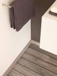 Etanchéité entre les lames assurée par un joint en caoutchouc noir. Quick Step Lagune Grey Teak Laminate Shipdeck Planks Sol Stratifie Salle De Bain Plancher