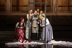 Durante esta obra de teatro podemos ver cómo las hijas de bernarda están deseosas de conocer a un hombre en sus vidas o de poder disfrutar del amor, no. La Casa De Bernarda Alba Una Historia Que Conecta Con La Sociedad Irani Cultura Y Entretenimiento Edicion America Agencia Efe