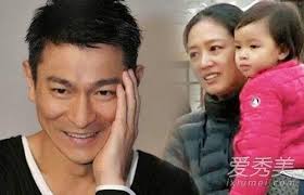 劉德華又以大熱態勢拿下1993年度十大勁歌金曲國內最受歡迎香港男歌星和1994年度十大勁歌金曲最受歡迎男歌星獎 ，93年在紅磡體育館舉辦的20場「真我的風采」演唱會為其第一次香港個唱 ，93年首次在中國大陸的上海 、北京 、重慶等地展開了23場的室內巡迴. åŠ‰å¾·è¯è€å©†æœ±éº—å€©èº«åƒ¹å¤šå°'å„„æœ±éº—å€©é¡¯èµ«å®¶åº­èƒŒæ™¯é­æ‰' æ¯æ—¥é ­æ¢