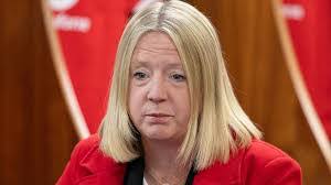 Lisa Neumann's Instagram, Twitter & Facebook