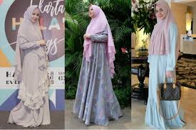 Baju gamis syar'i ini sangat cocok dibuat menggunakan bahan satin dengan ciri kainnya yang licin dan tipis akan membuat baju gamis berbahan satin tetap indah walaupun tak diberikan aksen atau penambahan aksessoris apapun. 9 Inspirasi Baju Muslim Rancangan Risty Tagor Tampil Modis Dan Syar I