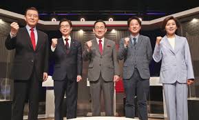 이 전 최고위원은 1985년생으로 올해 36세이다. ì´ì¤€ì„ ì²­ë…„ í• ë‹¹ì œ ê³µì •í•˜ëƒ ë‚˜ê²½ì› ì‚¬ë‹¤ë¦¬ ê±·ì–´ì°¨ê¸° ì•„ë‹ˆëƒ