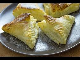 Mettete sulla sfoglia la crema di ricotta e cioccolato spalmandola in maniera uniforme. Fagottini In Pasta Sfoglia Ripieni Con Ricotta E Cioccolato Guide Di Cucina