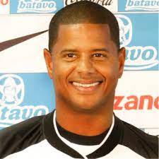 Especialista em cobranças de falta, marcelinho carioca foi desafiado pelo mesa quadrada! Marcelinho Carioca Aposentado Futcards