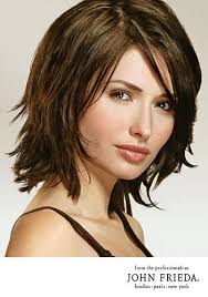 Gestufter bob mit pony bob frisuren kurz und mittellang. Frisuren Bilder Fransiger Bob Im Sleek Look Frisuren Haare