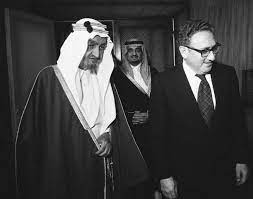 الملك فيصل وبجواره وزير الخارجية الأمريكي الأسبق هنري كسنجر saudi men king faisal saudi princess