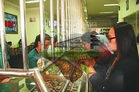 Namun, mantan patih arya tadah malah mengoloknya. Hari Terakhir Toko Emas Padat Pembeli