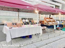 オフィスワーカーをターゲットとしたスペースで革製品の販売 新宿駅7分 毎週木曜日開催 新宿野村ビル1fにあるマルシェスペース ポップアップストア ビル 新宿駅