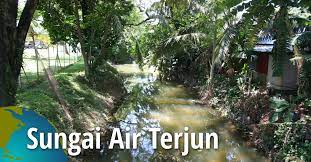 Air terjun kakek bodo berada di kawasan wisata tretes, di lereng gunung welirang, pegunungan prigen, jawa timur. Sungai Air Terjun