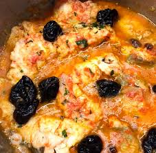 E' cucinato in umido con l'immancabile pomodoro che in mancanza di quello fresco può essere sostituito dai pomodori pelati e con l'aggiunta di capperi, uvetta e pinoli. Baccala In Umido Alla Umbra Ricetta Tradizionale Ricette Al Volo