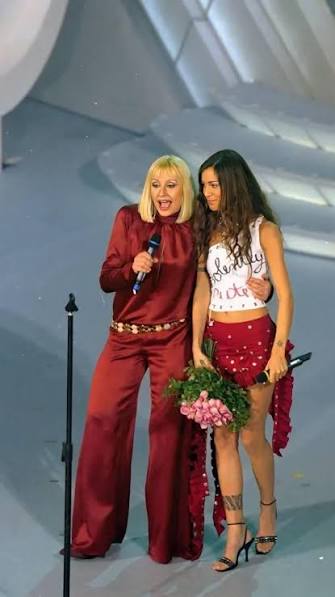 Oggi facciamo Tanti Auguri a Syria per il suo compleanno!🎂❤️, 🎞️Rivediamola insieme a Raffaella durante la prima serata del 💐Festival di Sanremo (🗓️26 Feb, 2001), #raffaellacarrà #sanremo #sanremo2001 ...