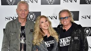 Da auch der rest der geissens dem herren folgt, liegt die vermutung nahe, dass er durchaus der neue freund von davina ist. Ein Tag Mit Carmen Und Robert Geiss Im Shopping Center Riesen Andrang Die Geissens Bei Sinn