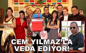 Los angeles film okulunda aktör yönetmenliği üzerine dersler aldı. Artik Bize Musaade