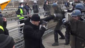 Cher ami gilet jaune, . c'est moi la personne qui a affronté les crs, le samedi 5 janvier. c'est ainsi que commence la vidéo de christophe dettinger. Qui Est Le Boxeur Christophe Dettinger Filme Frappant Des Gendarmes Sputnik France