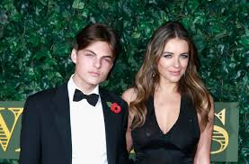 Hugh grant and elizabeth hurley were in remando al viento hugh grant is a 60 year old british actor. Who Is Damian Hurley Everything You Need To Know About Elizabeth Hurley S Model Son