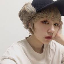 林﨑 咲良さんはinstagramを利用しています あっという間にいい感じに金髪に 最近はストレートにハマり中 ピアスがぐにゃぐにゃ ごめんね そらさんありがとうございますカラーもカットとても素敵ですお気に入り パッツンになりました イメチェン ブチ