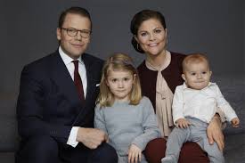 Born 23 february 2012) is the daughter and eldest child of crown princess victoria and prince daniel, duke of västergötland. 17 Bilder Pa Prinsessan Estelle Och Lillebror Oscar Som Far Ditt Hjarta Att Smalta Pa Nolltid