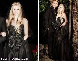 Biliyorum siz sıkıldınız, biz sıkıldık ama inatla konuşuluyor bu haber. La Boda Original De Avril Lavigne Look Novias